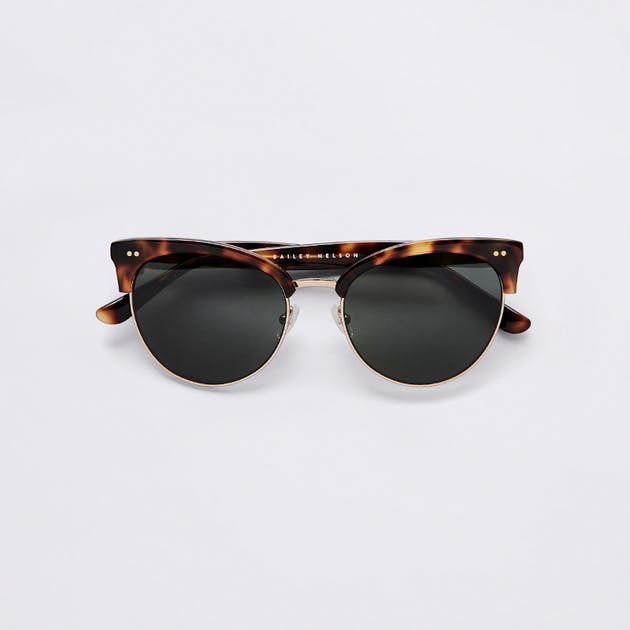 Jacqueline in Vintage Tort